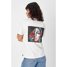 Yapay Zeka Tasarım Sırt Aplike Özel Baskılı %100 Pamuklu Penye Regular Fit T-shirt Pikasso2 Beyaz