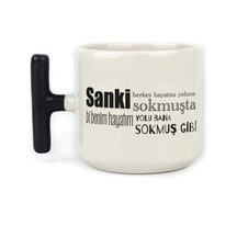 Sanki Herkes Hayatını Yoluna Sokmuşta Baskılı Siyah Kulplu T Kupa