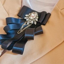 Siyah Vaoov Özel Seri Yaka Broş, Yaka İğnesi , Taşlı Tasarım, Hediyelik , Yaka Çiçeği 137 Beyaz