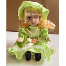 Kıyafetli Oturan Porselen Bebek Yeşil Elbiseli 18 Cm