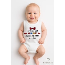 Babyden's Üzgünüm Anne Aynı Adama Aşığız Yazılı Kolsuz Bebek Body %100 Pamuk Yazlık Çıtçıtlı Zıbın 0-3-24 Ay Beyaz