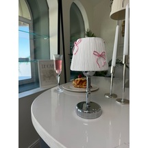 Candy Pembe Fiyonk Kurdele Beyaz Rafya Kablosuz Şarjlı Masa Lambası - Alt Uzun Gümüş Gümüş