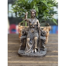 Oturan Adalet Tanrıçassı Themis Diğer