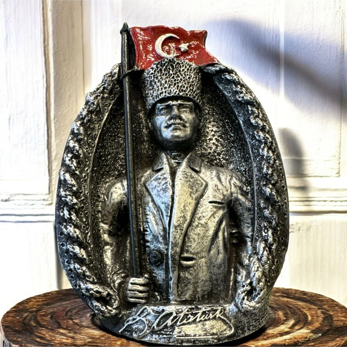 Dekoratif Polyester Bayraklı Atatürk Heykeli 21 Cm Gümüş Eskitme