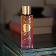 Mad Caramel Crush Body Mist 250 Ml Ahududu, & Vanilya İle Tatlı Meyvemsi, Kalıcı Ve Enerji Veren Kadın Vücut Spreyi