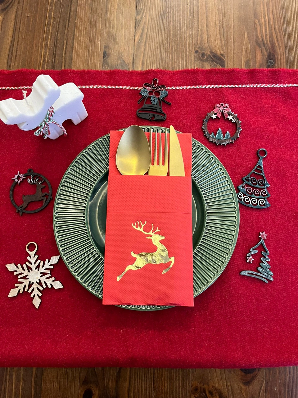 Gold Yaldızlı Kırmızı Yılbaşı Geyik Detaylı Cepli Kanguru Peçete 12 Adet