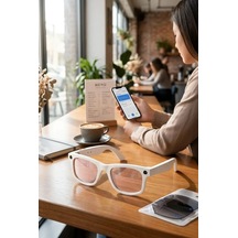 Beyaz Çerçeveli Akıllı Gözlük Fotoğraf Video Ses Kaydı Bluetooth Bağlantılı Çok Renkli