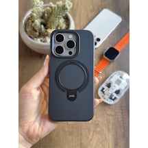 Apple iPhone 15 Pro Uyumlu Karbon Desenli Standlı Ve Magsafe Uyumlu Kılıf Soocase700 Siyah