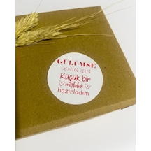 Gülümse Senin İçin Küçük Bir Mutluluk Hazırladım Kalpli Yuvarlak Yapışkanlı Etiket 5x5 Cm 100 Adet