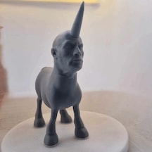 Gri Ünlü Aktör Yüzlü Tek Boynuzlu At Figürü - Eğlenceli Popüler Kültür Mizah Heykeli, Unicorn Tasarımlı Masaüstü Dekor Süsü, Ofis Aksesuarı Ve Yaratıcı Hediye