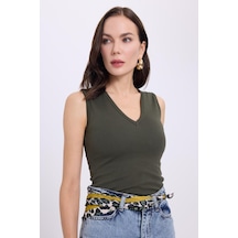 Tudors Kadın Slim Fit Dar Kesim V Yaka Sıfır Kol Pamuklu Ribanalı Haki Bluz-38838 haki