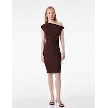 Koton Kolsuz Slim Fit Kayık Asimetrik Yaka Omzu Açık Mini Elbise Kahverengi 6sak80177ek Kahve