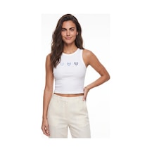 Onloox Kadın Beyaz Beyaz Pamuklu Fitilli Esnek Kumaş Kolsuz Kalp Nakış Detaylı Dar Form Penye T-shirt