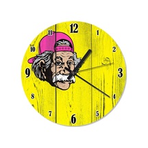 Ahşap Zeminde Pembe Şapkalı Albert Einstein Duvar Saati Ahşap