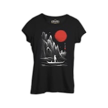 Man On The Boat İn Japanese Landscape Siyah Kadın Tshirt 001