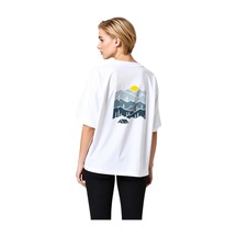 Paybuy Kadın Oversize Tişört Katmanlı Dağ Silüeti Kamp Çadırı Çam Ağacı Beyaz