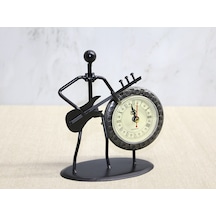 Periboia Metal Saatli Gitar Çalan Müzisyen