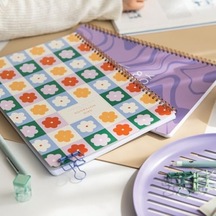 A4 Spiralli Karton Kapak 2 Li Set Kareli Okul Defteri 80 Yaprak, Ders Programlı Lila Çiçek 103 Ivory