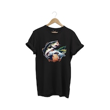 Balıkçılık Siyah Levrek Baskılı Manzara İskele Ve Tekne Balıkçılığı %100 Pamuk Regular Fit T-shirt Siyah