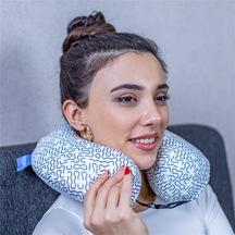 SimpleThePillow Visco Seyahat Yastığı Araba Uçak Otobüs Taşıt İçi Yolculuk Yastığı Ortopedik Yastık Açık Mavi 31*27*10