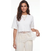 Onloox Kadın Beyaz Beyaz Hafif Kumaş Bisiklet Yaka Kısa Kollu Rahat Kalıp Altı Transparan Dantel Detaylı T-shirt
