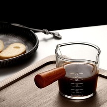 Pazly Isıya Dayanıklı Cam Ölçüm Kabı Süt Fincanı Ölçekli Mutfak Jigger Espresso Kahve İçin Çift Ağızlı Ons Fincan Ahşap Saplı 70ml Şeffaf