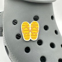 Crocs Terlik Süsü Ve Aksesuarı , Çanta Süsü Jibbitz Parmak Arası Terlik 03 Görsel Logo Aksesuar Sarı-hardal-beyaz