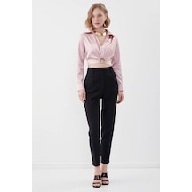 Vitrin Bel Kısmı Detaylı Crop Saten Bluz Pudra