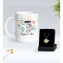 Bk Gift Kişiye Özel İsimli Yılbaşı Tasarımlı Beyaz Kupa Bardak Ve Papatya Kolye Hediye Seti- 4, Sevgiliye Hediye, Yeni Yıl Hediyeleri