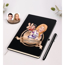 Kişiye Özel Yılın En Mükemmel Çifti Karikatürlü Siyah Defter ve K N11.1321 Siyah