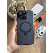 Apple iPhone 15 Pro Max Uyumlu Karbon Desenli Standlı Ve Magsafe Uyumlu Kılıf Soocase700 Siyah