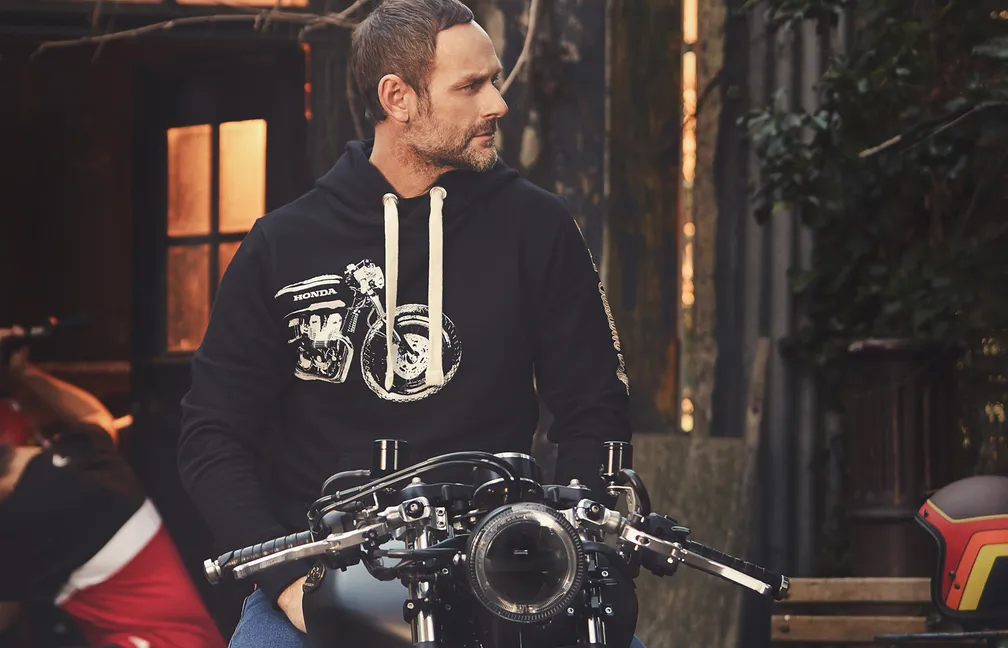 Honda Collection Honda Motorlu Kapüşonlu Siyah Sweatshirt Honda Collection Honda Motorlu Kapüşonlu Siyah Sweatshirt