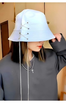 Tezzgelsin Unisex K Pop Tasarım Zincirli Bucket Şapka Beyaz Tezzgelsin Unisex K Pop Tasarım Zincirli Bucket Şapka Beyaz