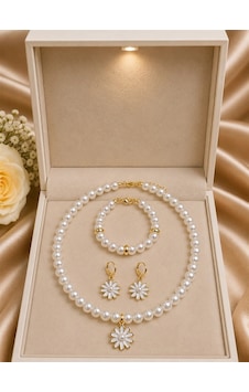 Çiçek Detaylı İnci Gold Renk 3'lü Kolye Bileklik Ve Küpe Seti Çiçek Detaylı İnci Gold Renk 3'lü Kolye Bileklik Ve Küpe Seti