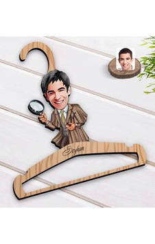 Kişiye Özel Müfettiş Karikatürlü Standart Boy Ahşap Elbise Askısı (551144729) Kişiye Özel Müfettiş Karikatürlü Standart Boy Ahşap Elbise Askısı (551144729)