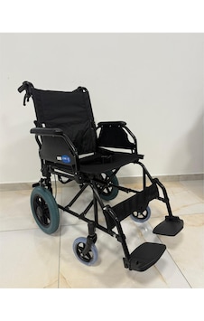 Özellikli Tekerlekli Sandalye Katlanır Kolçaklar Hareketli Refakatçi Frenli Ufak Küçük Sandalye Özellikli Tekerlekli Sandalye Katlanır Kolçaklar Hareketli Refakatçi Frenli Ufak Küçük Sandalye