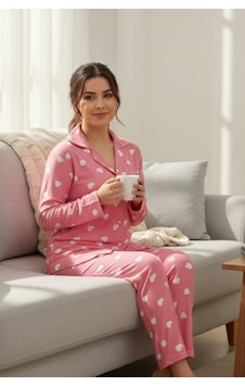 Rukod Süet Kumaş Pembe Kalpli Gömlek Yaka Kadın Pijama Takımı Yumuşak, Likralı Pijama Takım Pembe Rukod Süet Kumaş Pembe Kalpli Gömlek Yaka Kadın Pijama Takımı Yumuşak, Likralı Pijama Takım Pembe