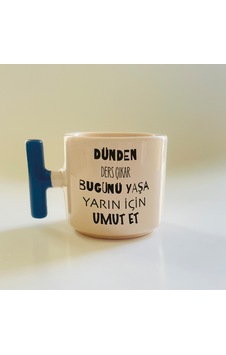 Dünden Ders Çıkar Bugünü Yaşa Yarın İçin Umut Et Baskılı Mavi Kulplu T Kupa Dünden Ders Çıkar Bugünü Yaşa Yarın İçin Umut Et Baskılı Mavi Kulplu T Kupa