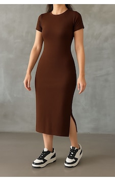 Trend Alisse Yazlık Midi Boy Yırtmaçlı Kahverengi Basic Elbise Trend Alisse Yazlık Midi Boy Yırtmaçlı Kahverengi Basic Elbise