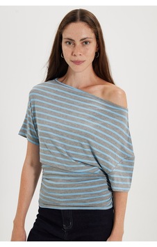 Tudors Kadın Regular Fit Klasik Kesim Asimetrik Yaka Yarasa Kol Çizgili Likralı Mavi Viskon Crop Bluz-52830 Tudors Kadın Regular Fit Klasik Kesim Asimetrik Yaka Yarasa Kol Çizgili Likralı Mavi Viskon Crop Bluz-52830