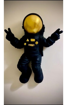 Astronot Duvar Biblo, Uzay Siyah