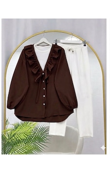 Lovie Moda Yakası Fırfır Detaylı Düğmeli Pantolonlu Takım Kahverengi Lovie Moda Yakası Fırfır Detaylı Düğmeli Pantolonlu Takım Kahverengi
