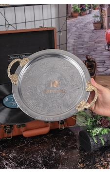 6 Adet 25 Cm Krom Çelik Kahve Tepsisi Pirinç Kulplu Nakışlı Desenli Dekoratif Servis Sunum Tepsisi Gümüş 6 Adet 25 Cm Krom Çelik Kahve Tepsisi Pirinç Kulplu Nakışlı Desenli Dekoratif Servis Sunum Tepsisi Gümüş