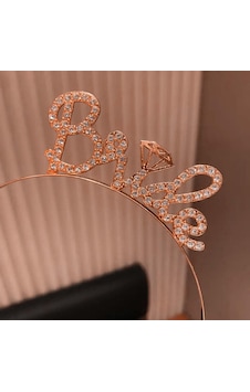 Rose Gold Renkli Taşlı Bride Gelin Tacı El Yazısı Yazı Tipiyle Pop Rose Gold Renkli Taşlı Bride Gelin Tacı El Yazısı Yazı Tipiyle Pop