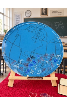 Kişiye Özel Dünya Haritalı Full Pleksi Yuvarlak Öğretmenler Günü Anı Kutusu 50cm Kişiye Özel Dünya Haritalı Full Pleksi Yuvarlak Öğretmenler Günü Anı Kutusu 50cm