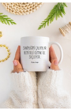 Sakinliğimi Çalanlar Beni Deli Olmak Ile Suçluyor Baskılı Kupa Bardak Beyaz
