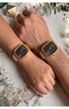 Helios Dikdörtgen Kasa Siyah Kadran Gold Kordon Takvim Detaylı Çift Saati Altın Helios Dikdörtgen Kasa Siyah Kadran Gold Kordon Takvim Detaylı Çift Saati Altın