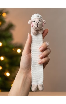 Amigurumi Kuzu Figürlü Pamuklu Kitap Ayracı Yüksek Kaliteli Malzeme, Detaylı İnce İşçilik Amigurumi Kuzu Figürlü Pamuklu Kitap Ayracı Yüksek Kaliteli Malzeme, Detaylı İnce İşçilik