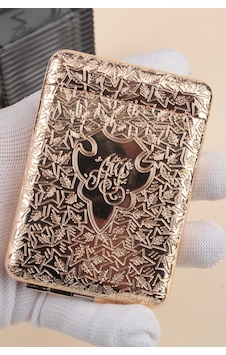 İşlemeli Retro Tasarım Metal Sigara Tabakası Altın Sarısı 23bm923ksr02 - 512923712 İşlemeli Retro Tasarım Metal Sigara Tabakası Altın Sarısı 23bm923ksr02 - 512923712
