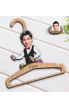 Kişiye Özel Barmen Karikatürlü Standart Boy Ahşap Elbise Askısı-1 Ahşap Kişiye Özel Barmen Karikatürlü Standart Boy Ahşap Elbise Askısı-1 Ahşap